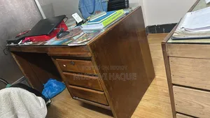 অফিস টেবিল