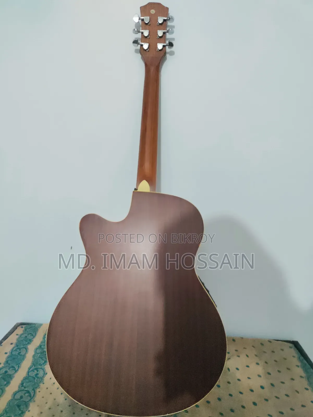 ইকুয়ালাইজারসহ ফেন্ডার অ্যাকৌস্টিক গিটার