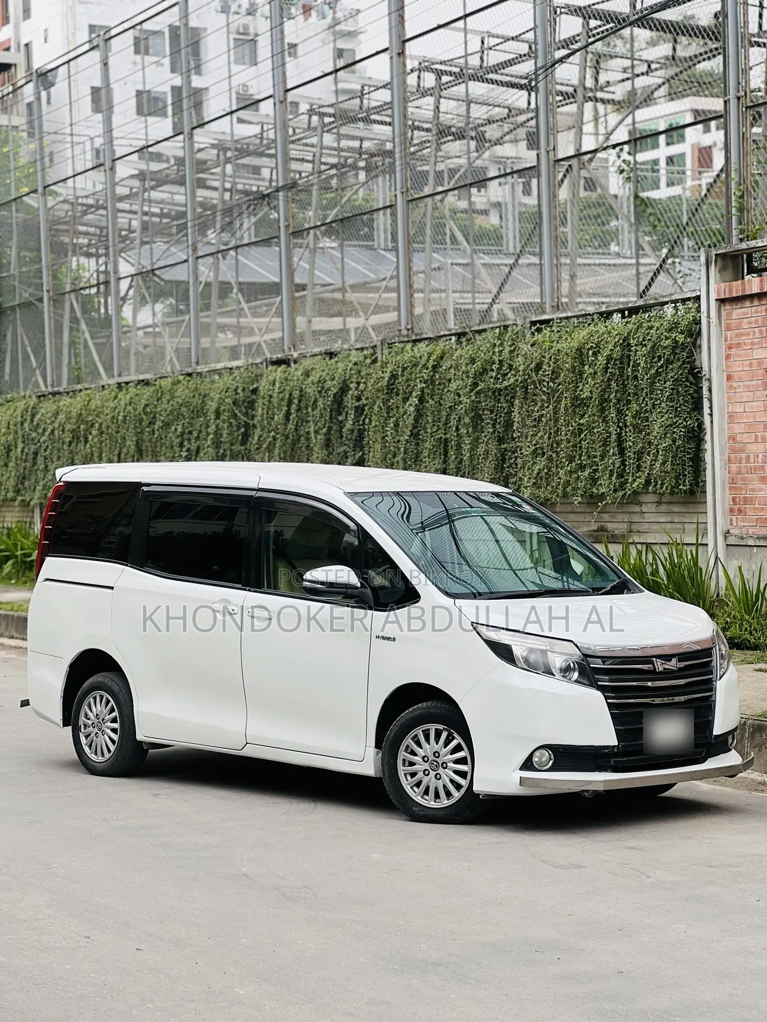 Toyota Noah 1.8 Front-Wheel Drive Hybrid (7 seater) 2014 Pearl