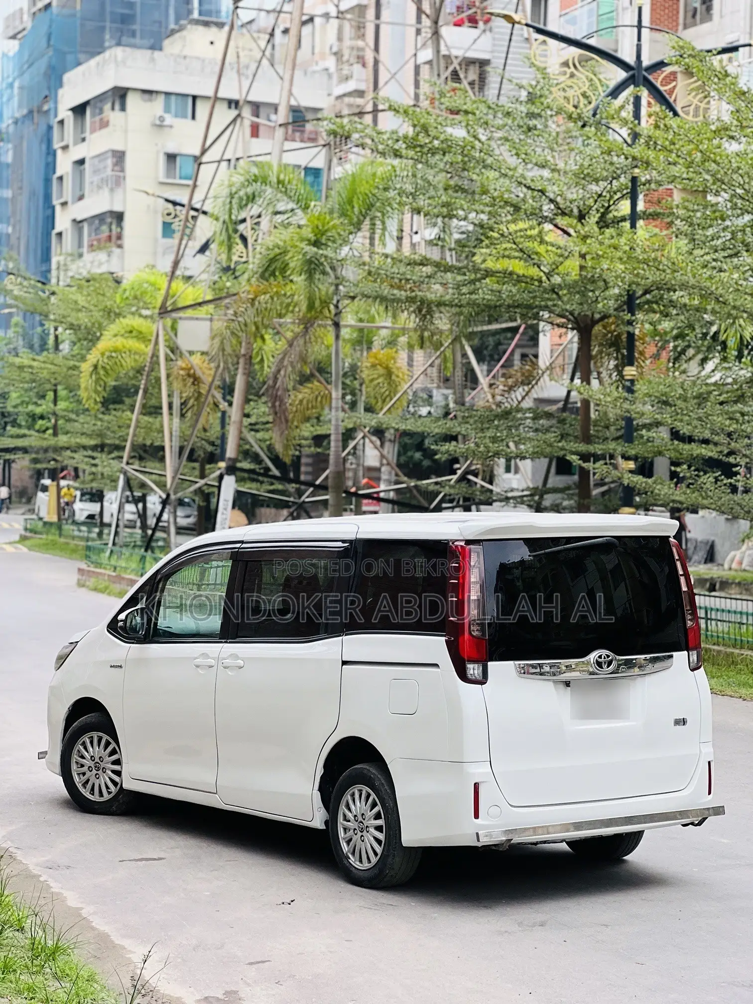 Toyota Noah 1.8 Front-Wheel Drive Hybrid (7 seater) 2014 Pearl