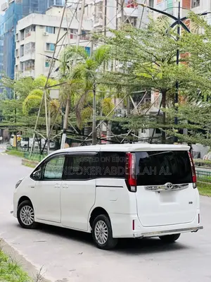 Toyota Noah 1.8 Front-Wheel Drive Hybrid (7 seater) 2014 Pearl