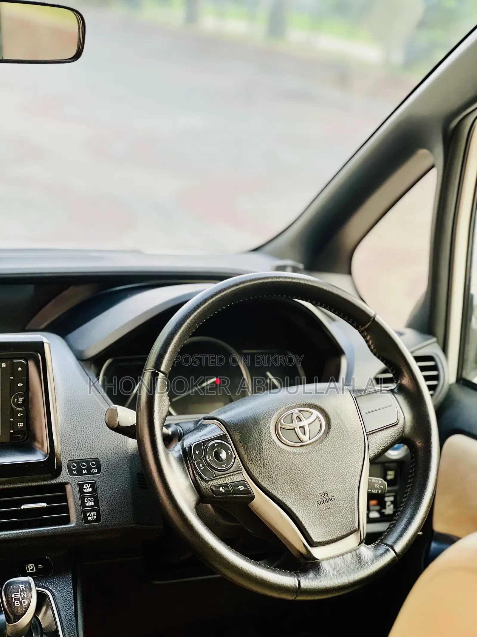 Toyota Noah 1.8 Front-Wheel Drive Hybrid (7 seater) 2014 Pearl
