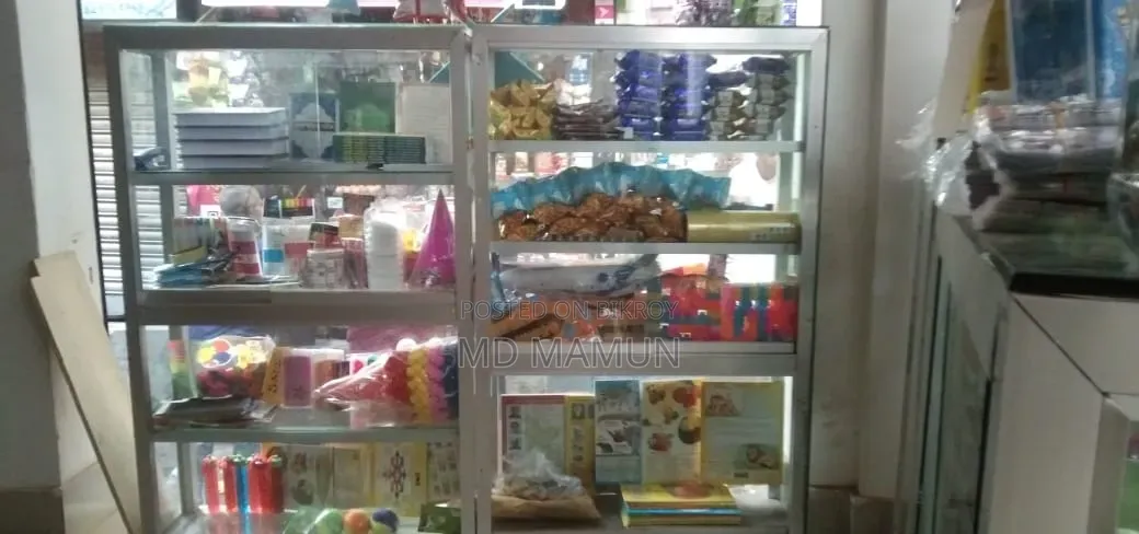 কাচের রেক অনেক মজবুত করে বানানো হয়েছে