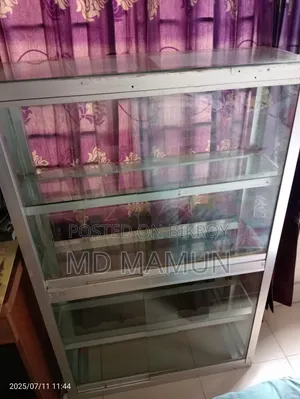 কাচের রেক অনেক মজবুত করে বানানো হয়েছে
