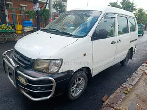 টয়োটা টাউনএস ২০০২ সাদা