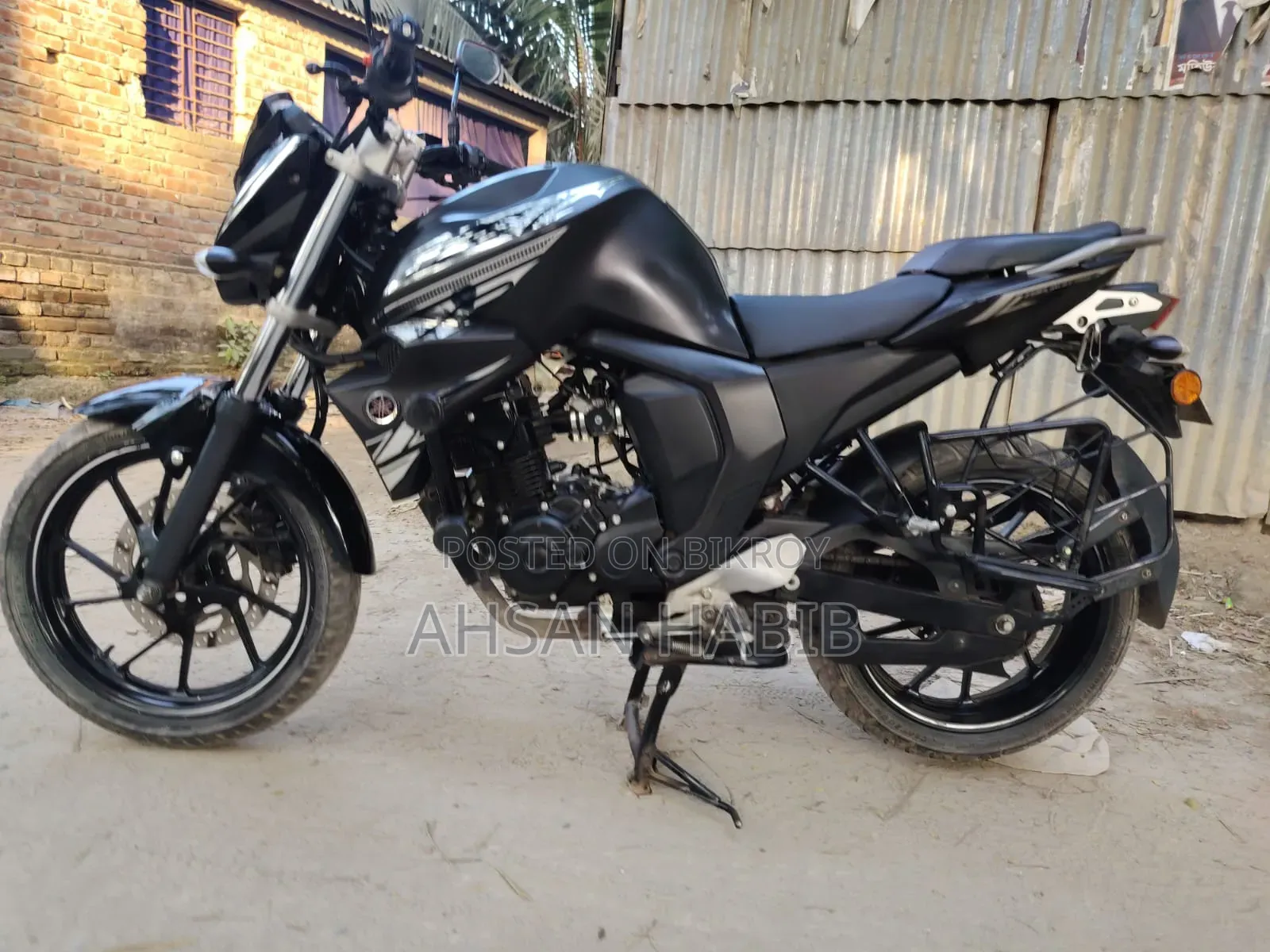 ইয়ামাহা এফজেডএস ভি২ ২০২৪ কালো