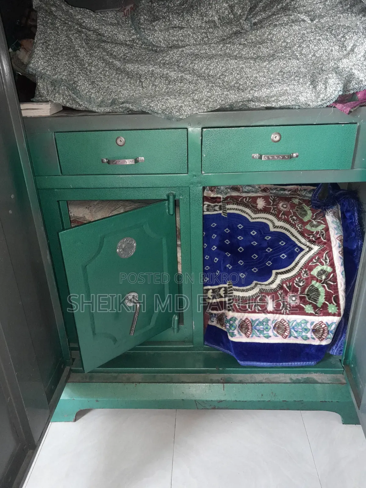 স্টিল আলমারি