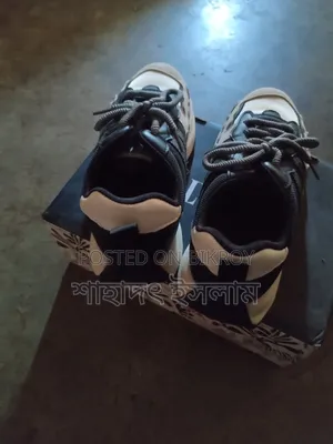 স্নেকার্স জোড়া বিক্রি হবে