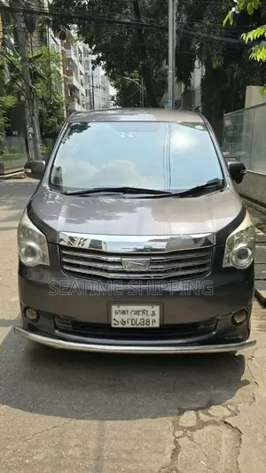 Toyota Noah 2.0 158hp FWD (8 Seater) 2013 Gray