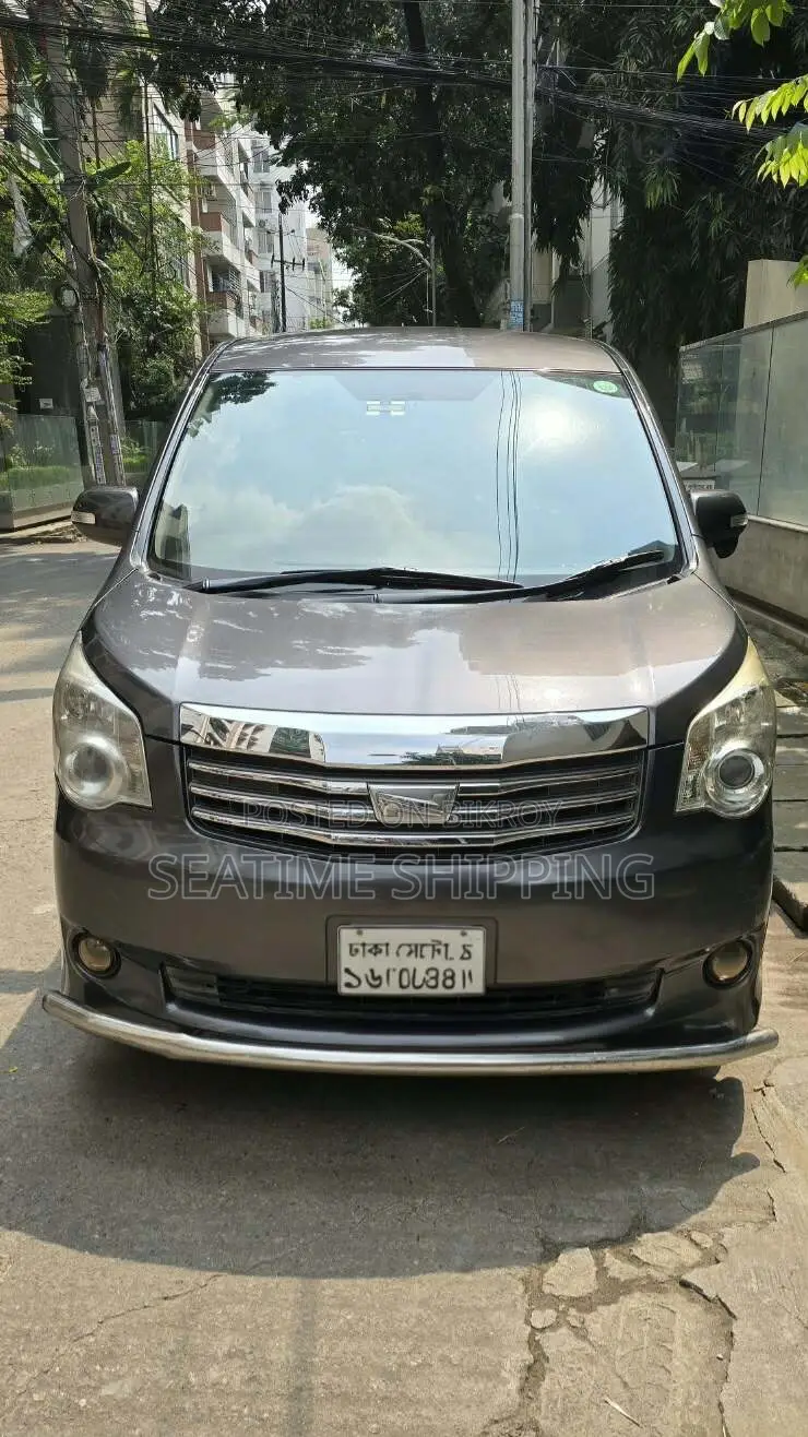 Toyota Noah 2.0 158hp Front-Wheel Drive (8 Seater) 2013 Gray