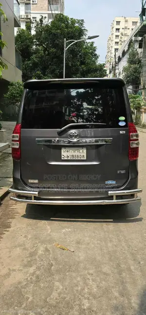 Toyota Noah 2.0 158hp Front-Wheel Drive (8 Seater) 2013 Gray