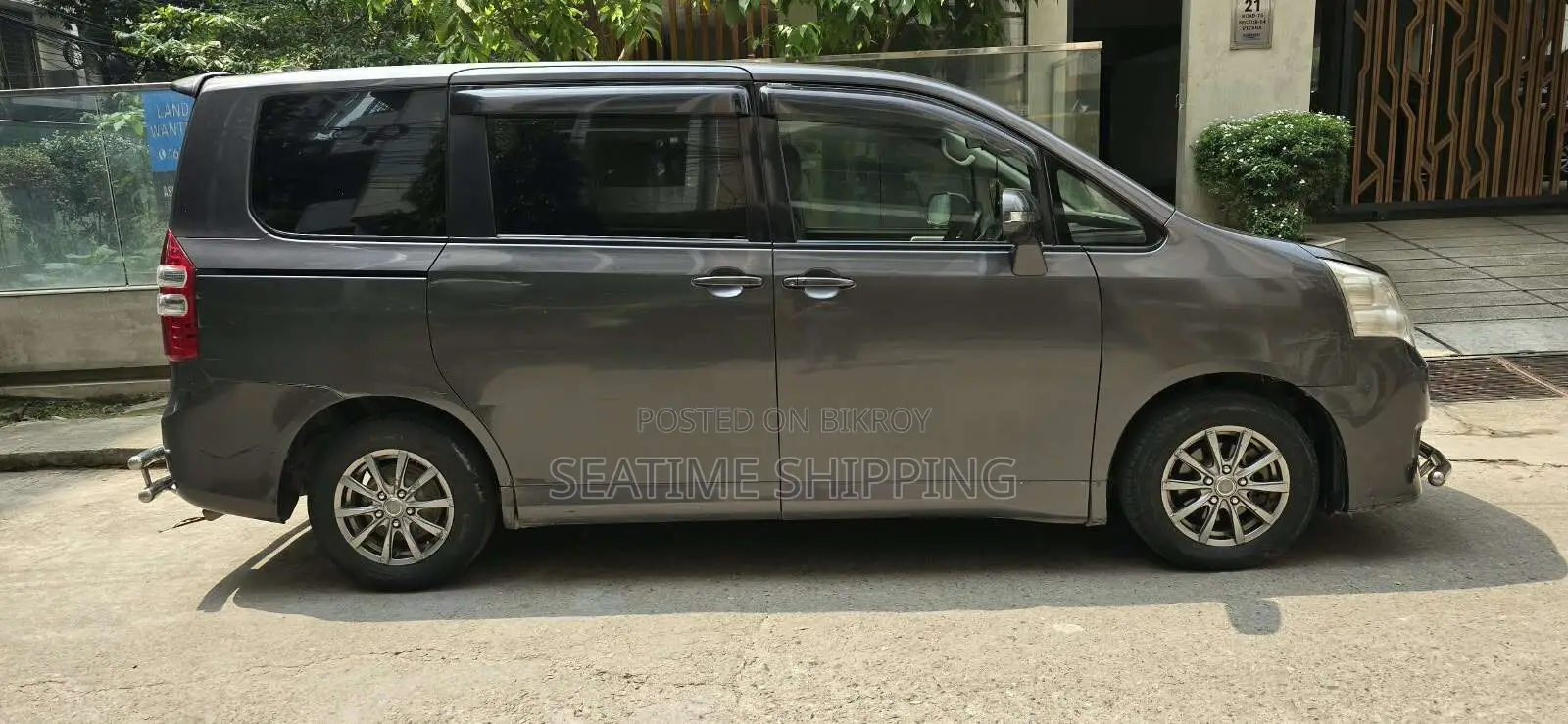 Toyota Noah 2.0 158hp Front-Wheel Drive (8 Seater) 2013 Gray
