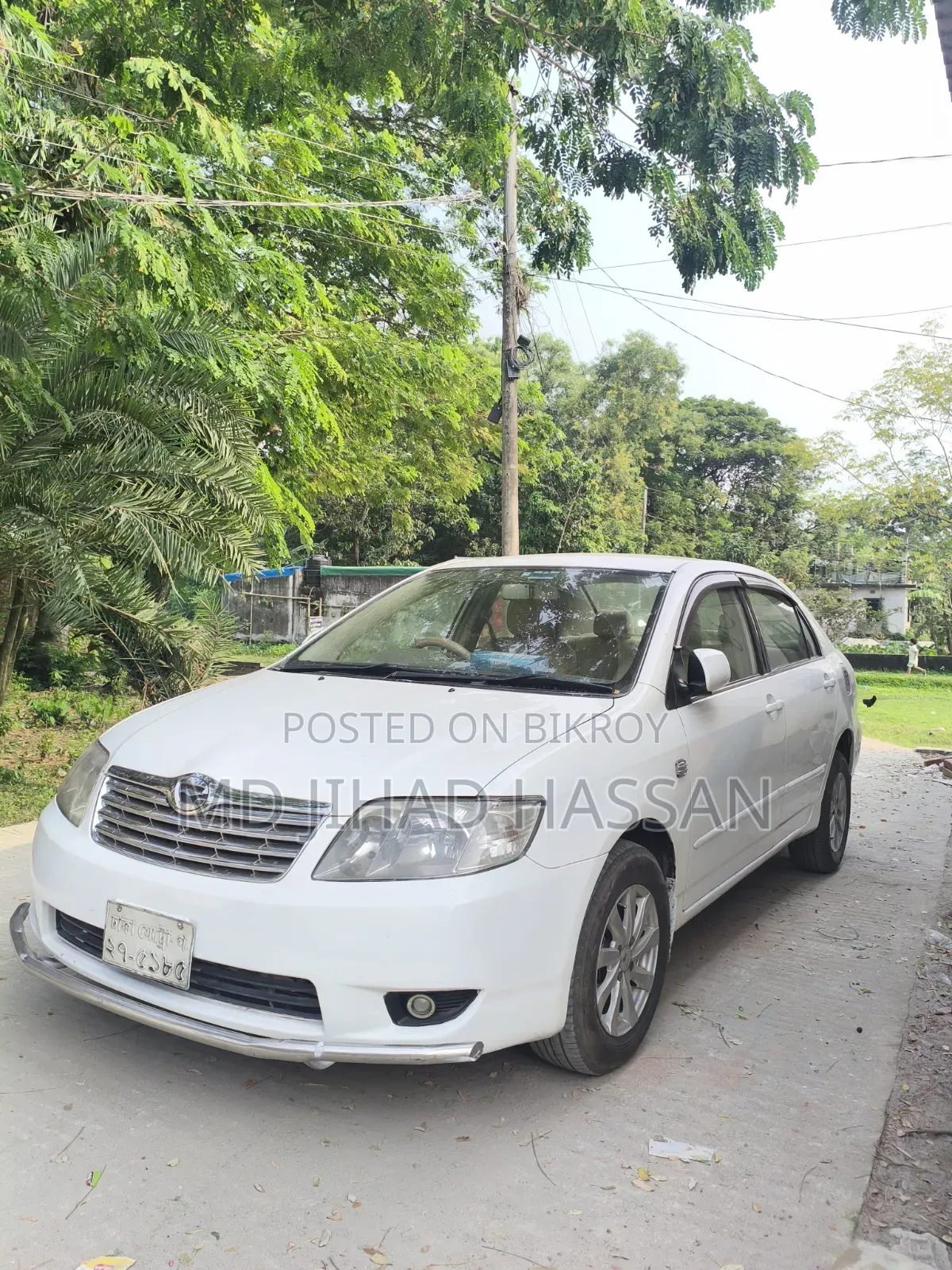 টয়োটা করোল্লা ২০০৪ সাদা