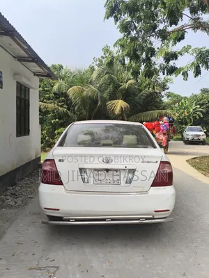 টয়োটা করোল্লা ২০০৪ সাদা