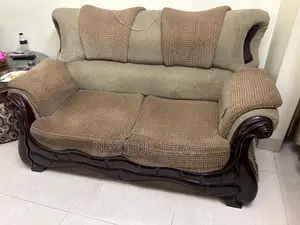এই সোফা সেটটি বিক্রির জন্য প্রস্তুত