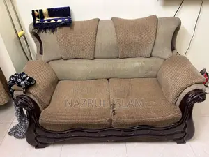 এই সোফা সেটটি বিক্রির জন্য প্রস্তুত