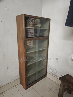 কাপবোর্ড শোকেস